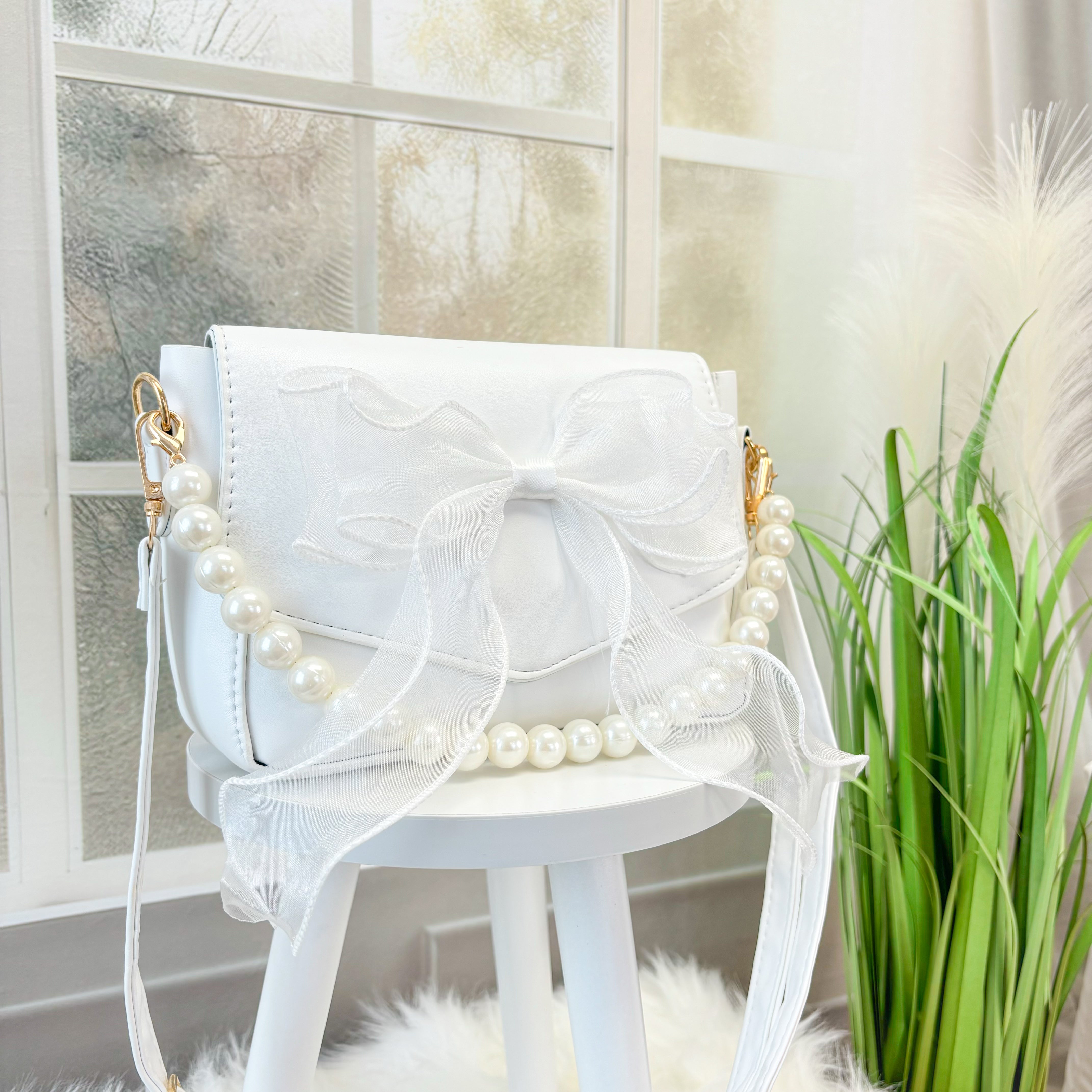 WHITE BOW BAG WITH PEARL HANDLE
