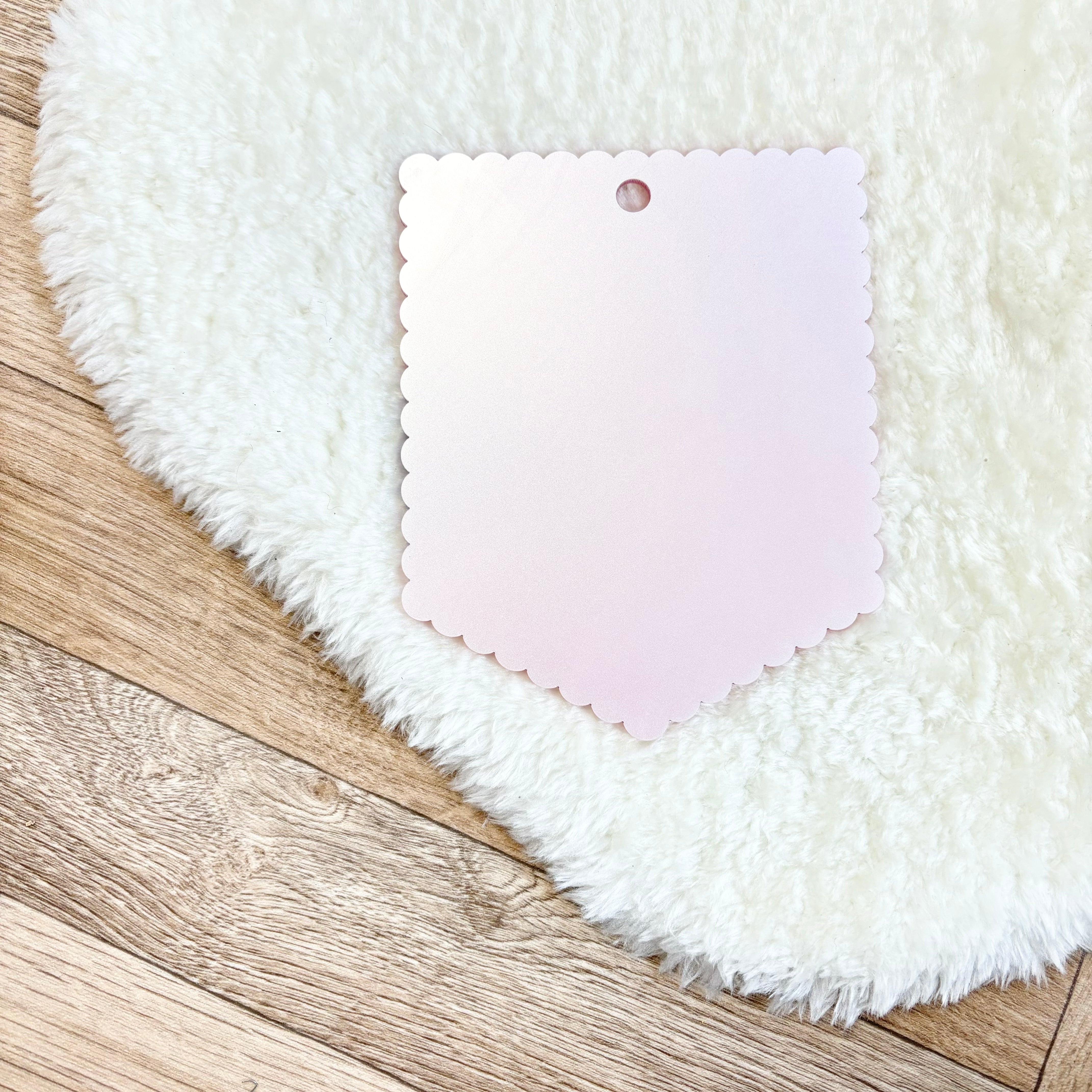 SCALLOP EDGE PENNANT - PINK