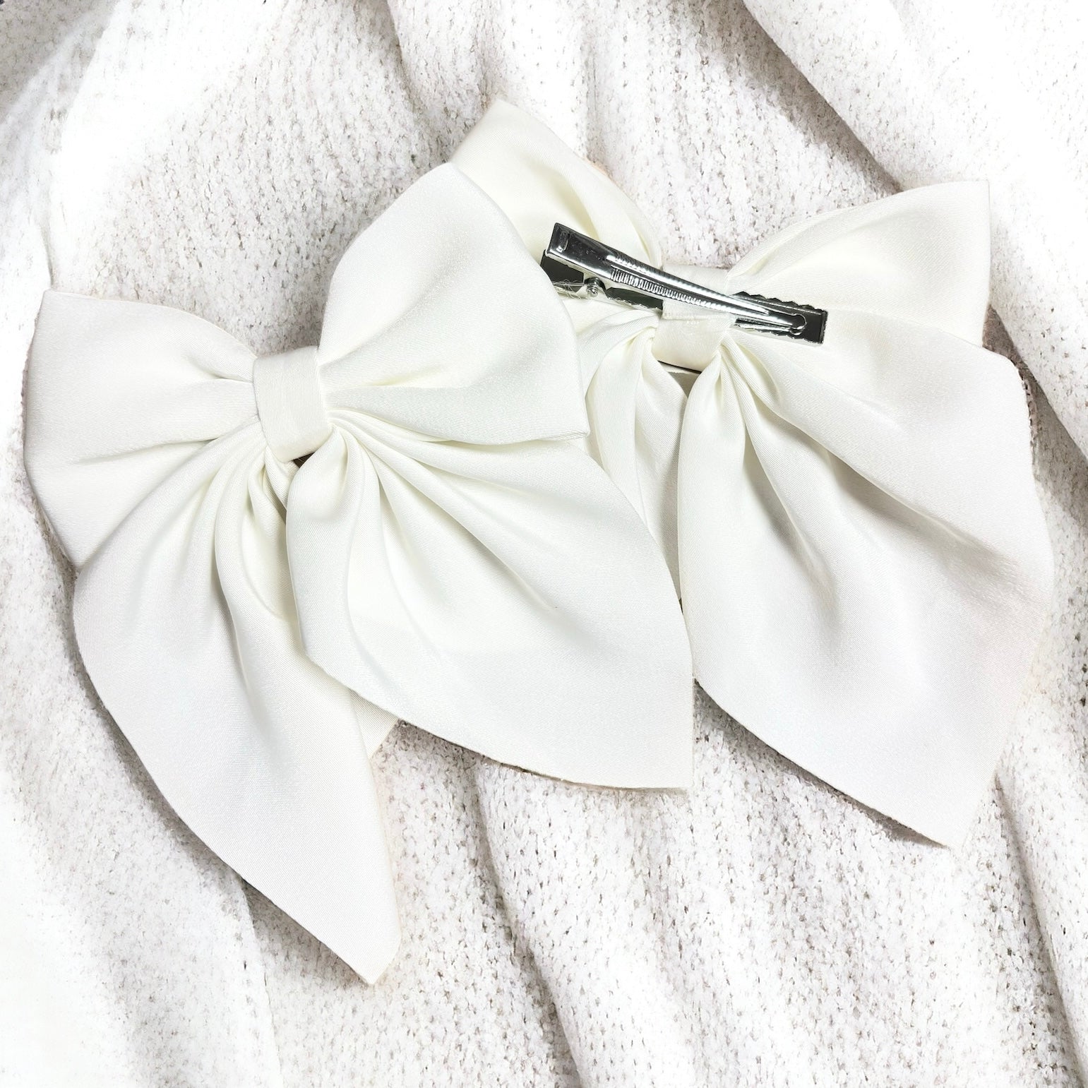 WHITE PLEATED BOW